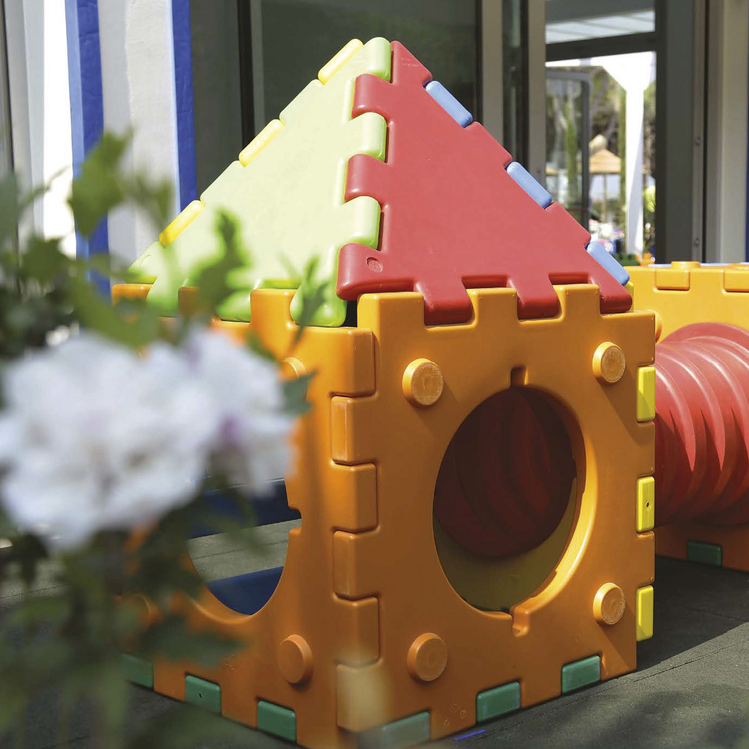 Parques infantiles en plástico fácil montaje y gran calidad.